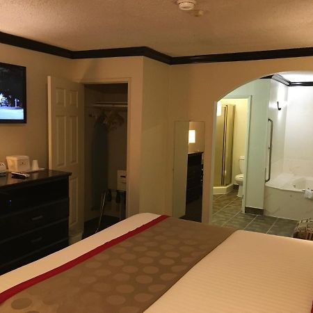 Ramada by Wyndham Ontario Hotel Bagian luar foto