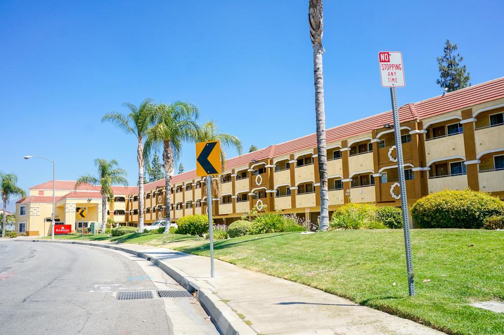 Ramada by Wyndham Ontario Hotel Bagian luar foto