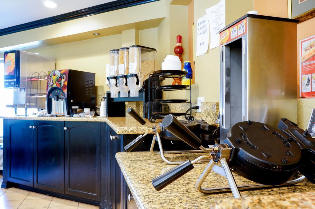 Ramada by Wyndham Ontario Hotel Bagian luar foto