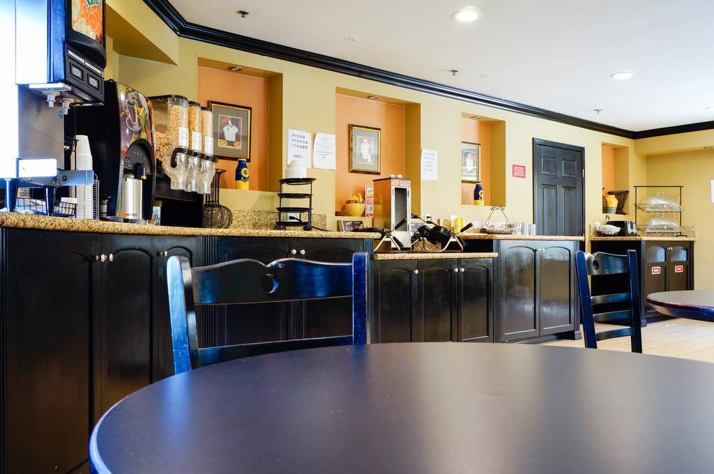 Ramada by Wyndham Ontario Hotel Bagian luar foto