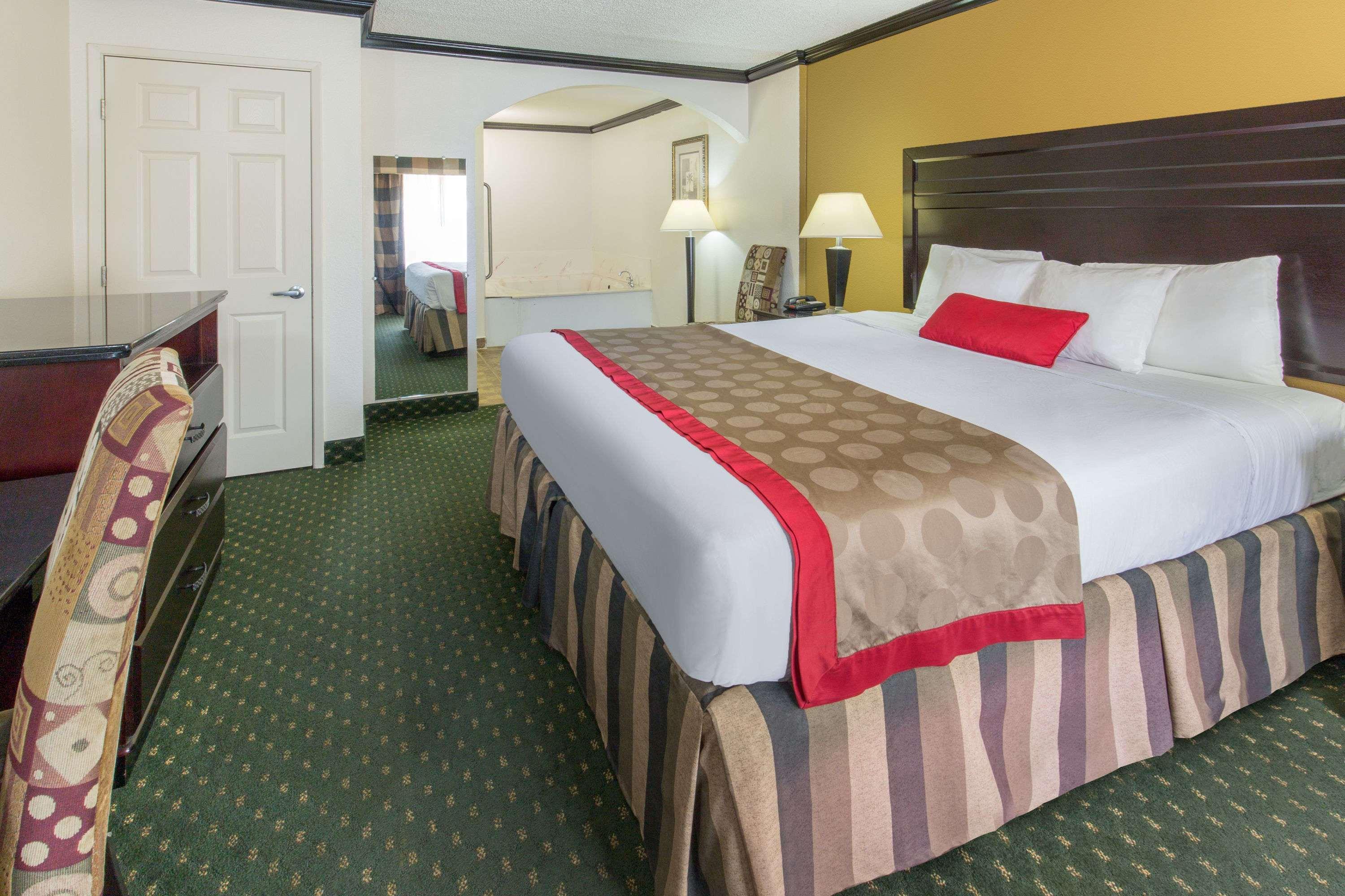 Ramada by Wyndham Ontario Hotel Bagian luar foto