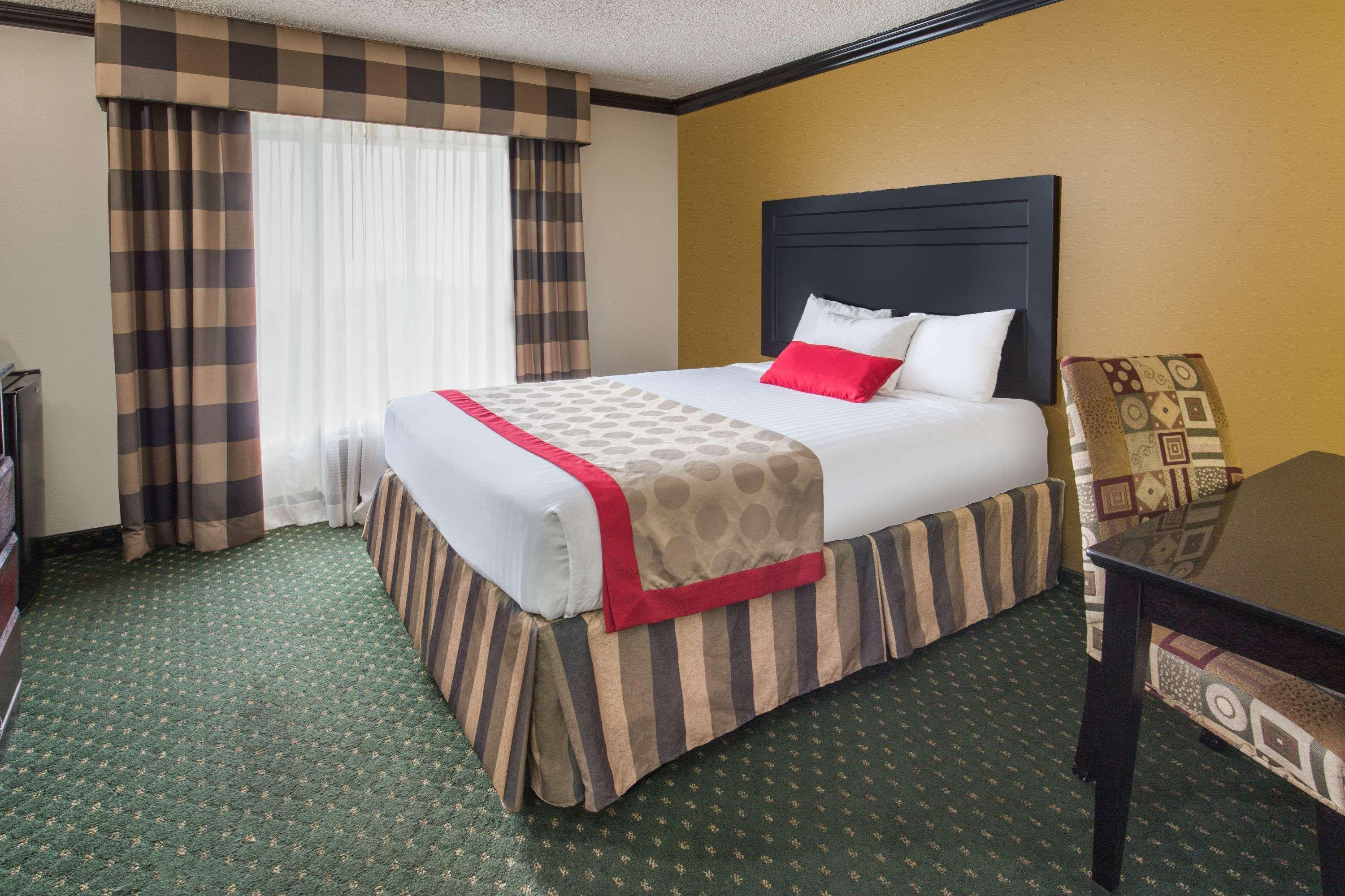 Ramada by Wyndham Ontario Hotel Bagian luar foto