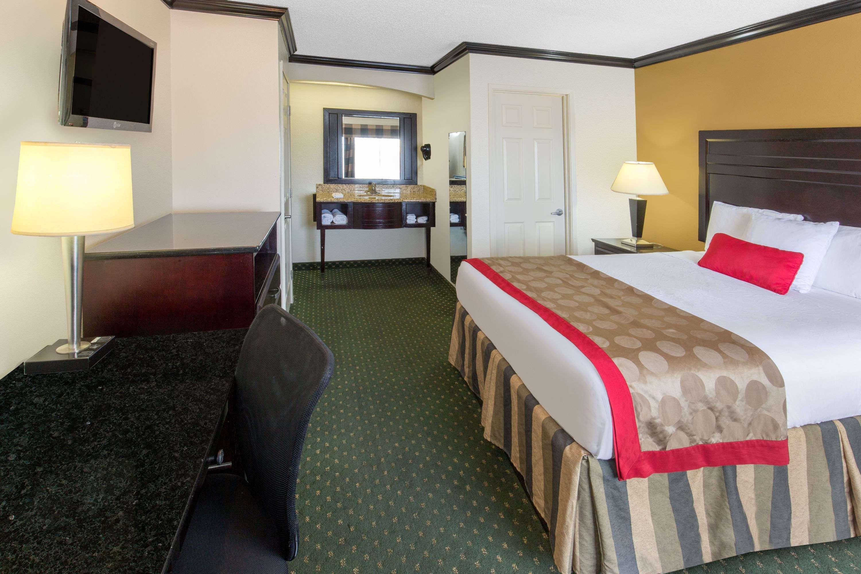 Ramada by Wyndham Ontario Hotel Bagian luar foto