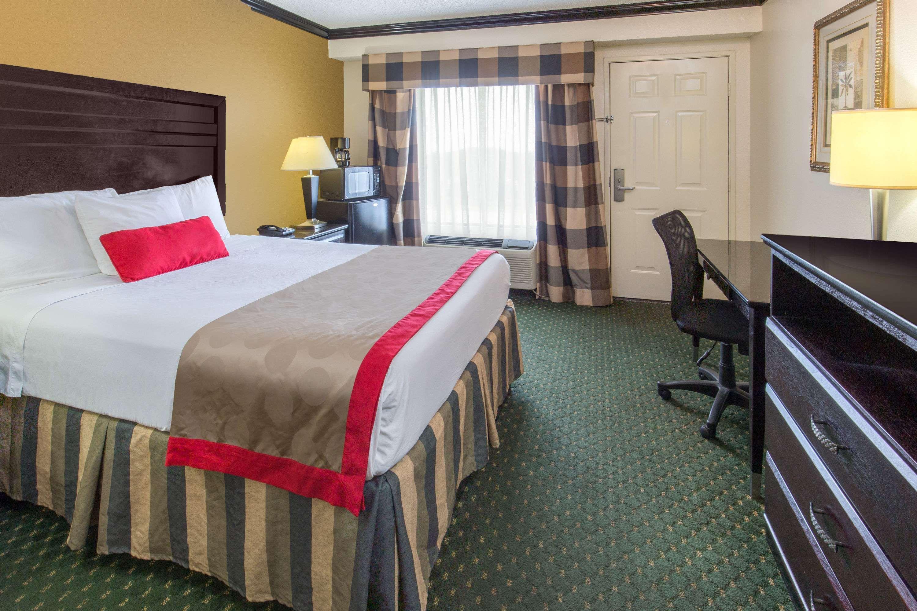 Ramada by Wyndham Ontario Hotel Bagian luar foto