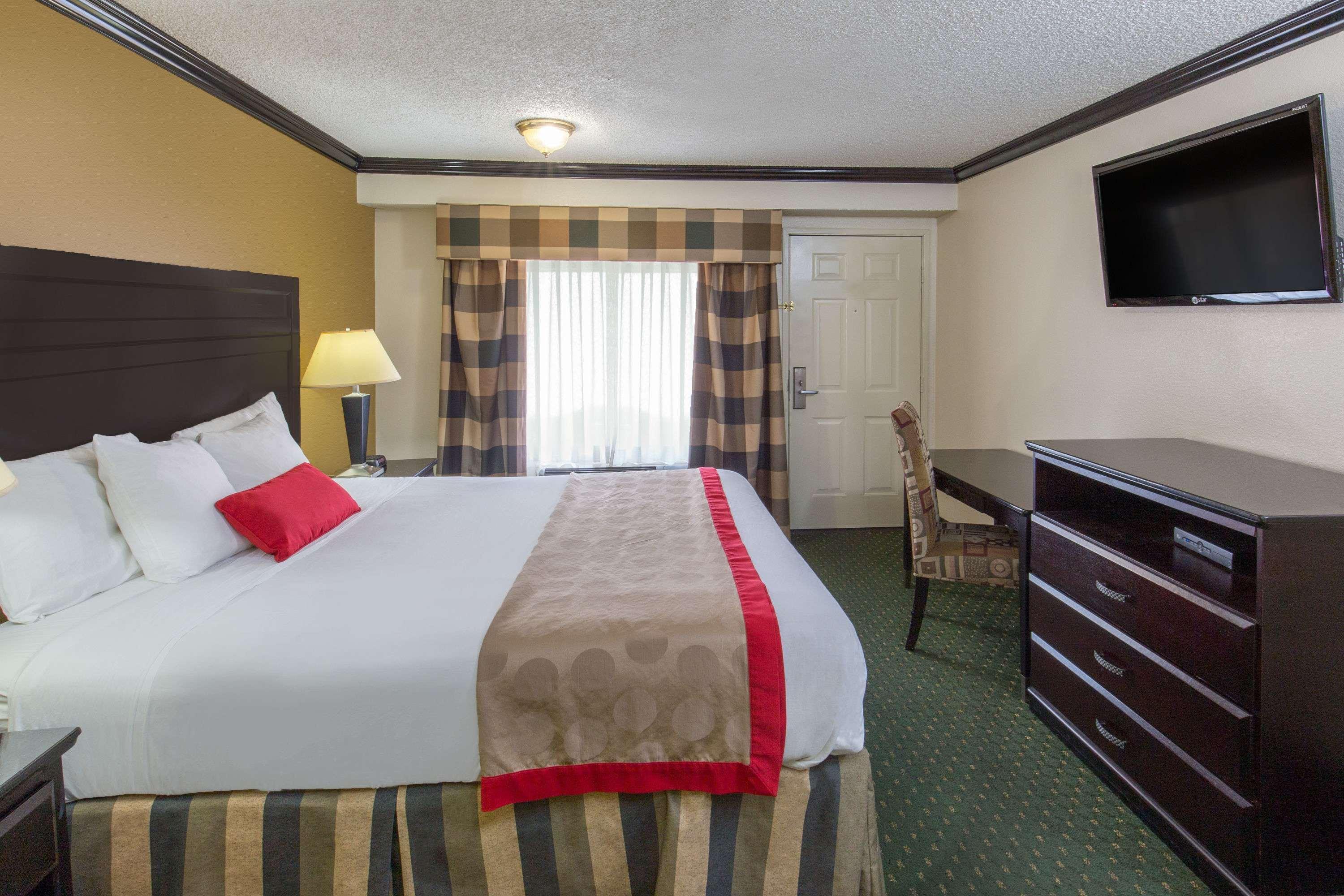 Ramada by Wyndham Ontario Hotel Bagian luar foto