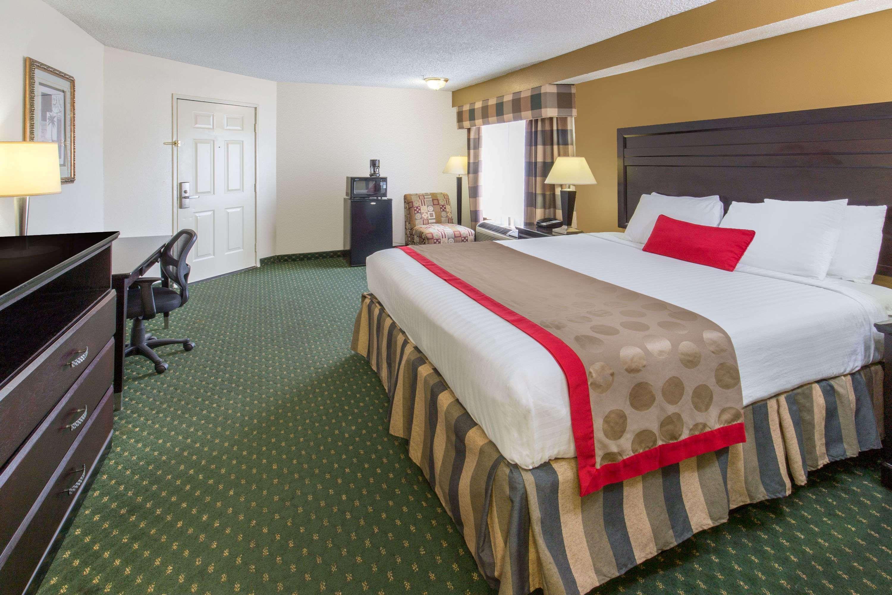 Ramada by Wyndham Ontario Hotel Bagian luar foto