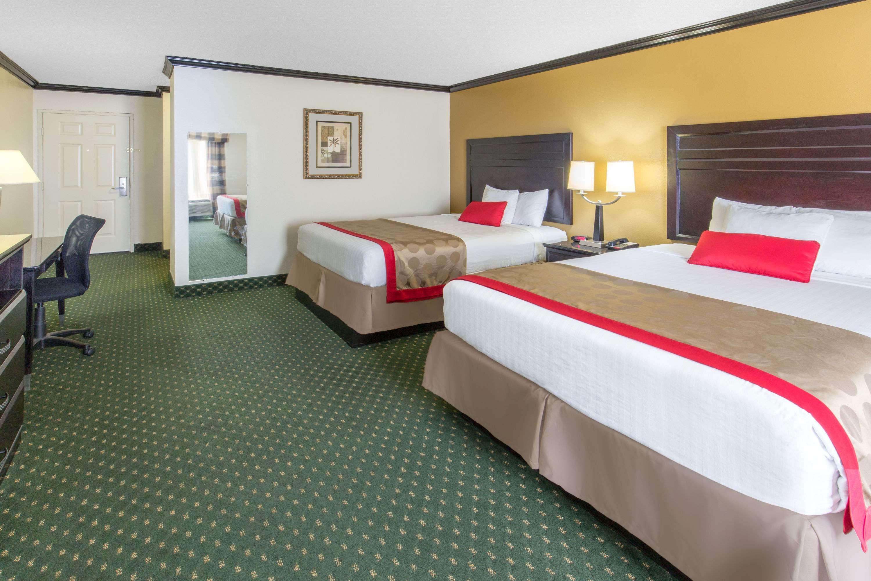 Ramada by Wyndham Ontario Hotel Bagian luar foto