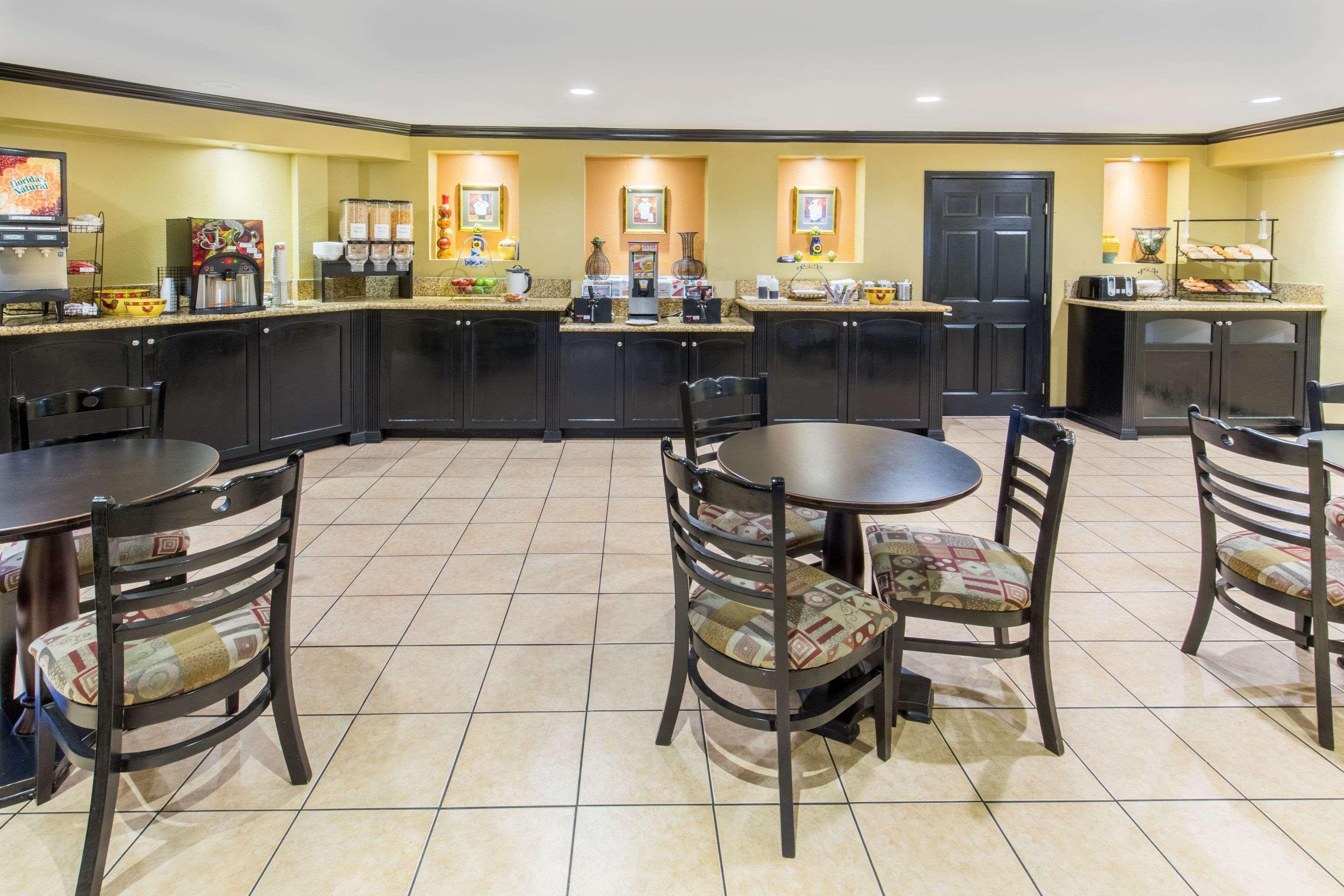 Ramada by Wyndham Ontario Hotel Bagian luar foto
