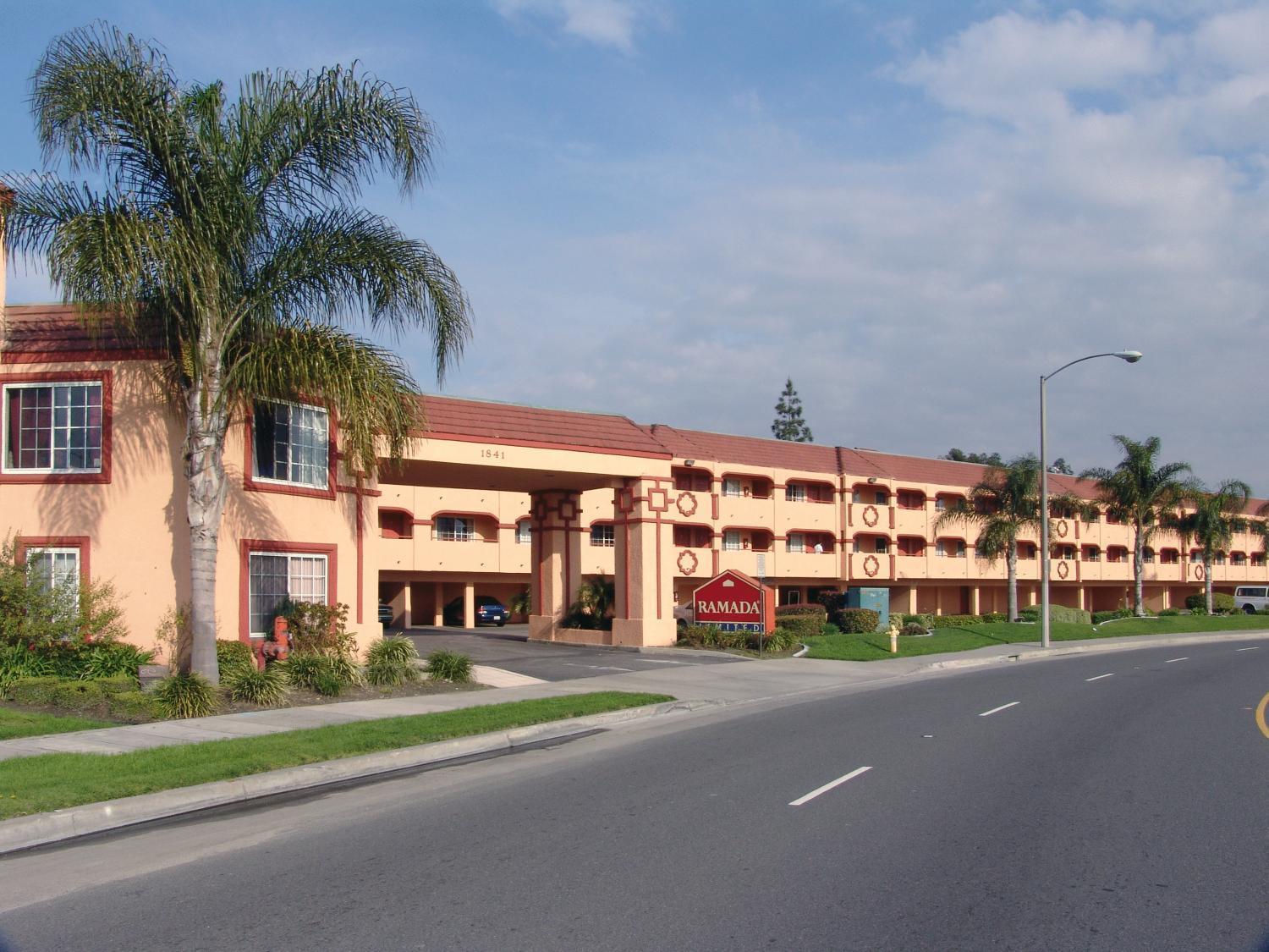 Ramada by Wyndham Ontario Hotel Bagian luar foto