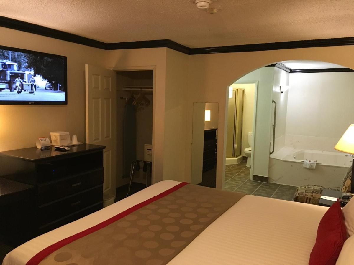 Ramada by Wyndham Ontario Hotel Bagian luar foto