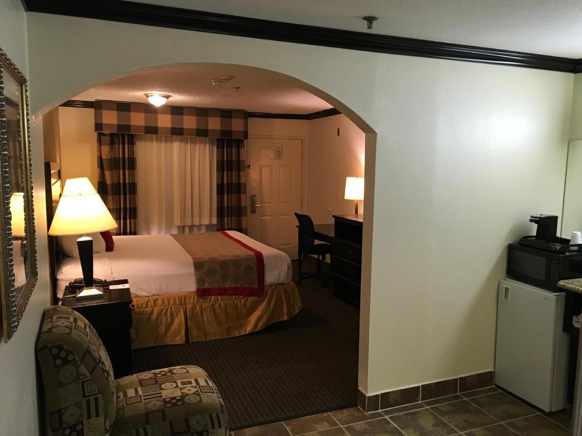 Ramada by Wyndham Ontario Hotel Bagian luar foto